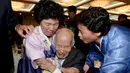 Lee Ok-yeon, warga Korsel, bertemu suaminya Chae Hoon - shik, warga Korut, dalam Reuni Keluarga Terpisah di Korut, Selasa (20/10). Ratusan orang memulai acara reuni sejak pecah perang antara kedua negara itu lebih dari 60 tahun lalu. (Reuters/Korea Pool)
