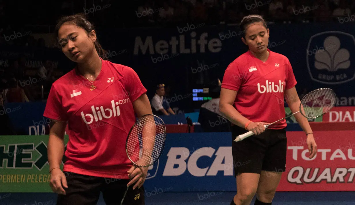 Ganda putri Indonesia, Anggia Awanda dan Ni Ketut Mahadewi, kalah 14-21 dan 19-21 dari ganda putri Malaysia, Vivian Kah Mun Hoo dan Khe Wei Woon. (Bola.com/Vitalis Yogi Trisna)