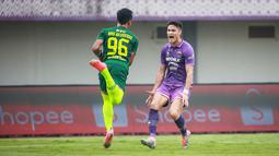 Ekspresi kecewa pemain Persita Tangerang, Ramiro Fergonzi (kanan) usai gagal mencetak gol ke gawang PSIS Semarang saat laga pekan ke-10 BRI Liga 1 2022/2023 antara Persita Tangerang melawan PSIS Semarang di Stadion Indomilk Arena, Tangerang, Rabu (14/9/2022). (Bola.com/Bagaskara Lazuardi)
