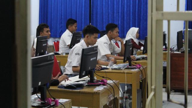 Siswi Purbalingga Ditandu Masuk Ruang Ujian demi Ikut UNBK