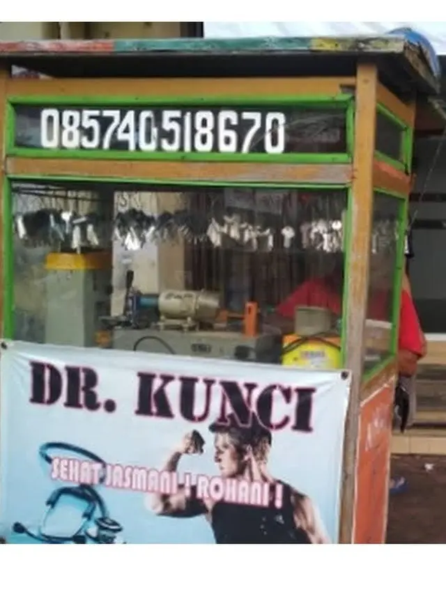 6 Tulisan Nyeleneh di Gerobak Tukang Kunci Ini Bikin Geleng Kepala