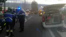 Petugas penyelamat dikerahkan ke lokasi kecelakaan maut antara sebuah kereta dengan bus sekolah di dekat Perpignan, Prancis selatan, Kamis (14/12). Diketahui, kereta tengah melaju dengan kecepatan 80 Km/jam saat kecelakaan terjadi. (France Bleu via AP)