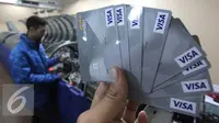 Petugas menunjukkan desain terbaru kartu kredit Bank Mandiri sebelum dilakukan pencetakan di Jakarta, Rabu (20/1). Bank Indonesia memperkirakan pengguna kartu kredit di Indonesia pada tahun 2016 mencapai 16 juta pengguna. (Liputan6.com/Angga Yuniar)