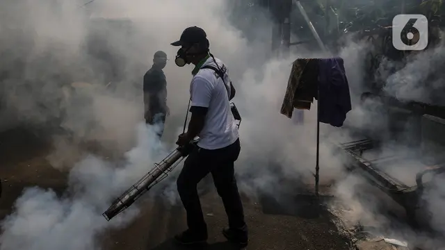 Fogging Cegah DBD saat Pandemi COVID-19 di Kawasan Kebayoran Lama