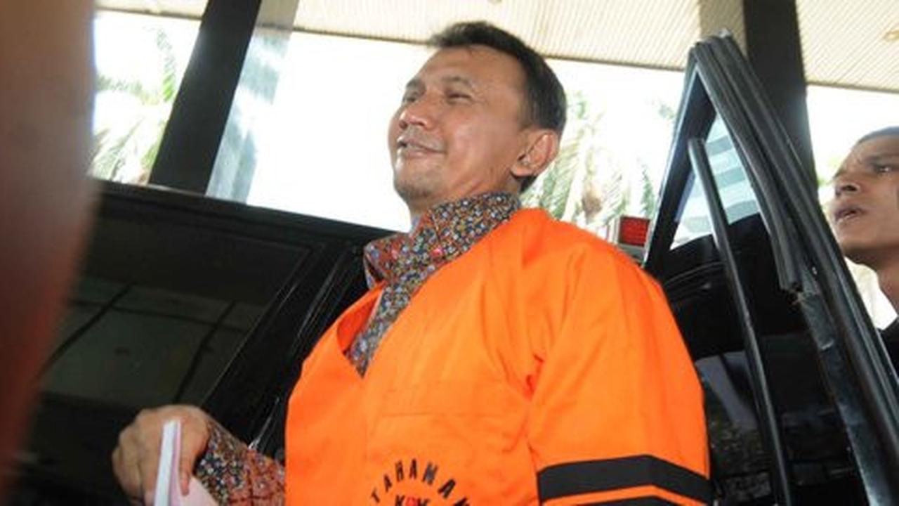 Ditanya isi pertemuan dengan Surya Paloh, Gatot cuma tersenyum