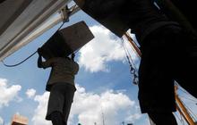 Kesibukan pengangkut barang di Sunda Kelapa jelang akhir tahun