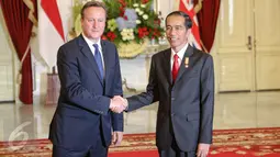 Presiden Jokowi (kanan) berjabat tangan dengan PM Inggris David Cameron di Istana Negara, Jakarta, Senin (27/7). Keduanya melakukan pertemuan bilateral untuk meningkatkan hubungan kerjasama kedua negara di berbagai bidang. (Liputan6.com/Faizal Fanani)