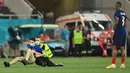 Seorang petugas keamanan menahan seorang penyusup lapangan selama pertandingan sepak bola babak 16 besar UEFA EURO 2020 antara Prancis melawan Swiss yang berlangsung di National Arena, Bucharest pada 28 Juni 2021. (AFP/Pool/Justin Setterfield)