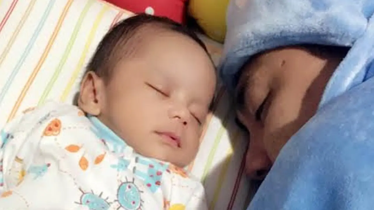 Tak mau jauh, Rumi pun tidur bersebelahan dan menggunakan selimut buah hatinya