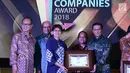 Head of Corporate Communication, Irnawati W Kahardja (ketiga kiri) mewakili pimpinan PT Surya Citra Media Tbk menerima penghargaan Fast Growing New Public Company kategori Trade Services and Investment di Jakarta, (31/7). (Liputan6.com/Helmi Fithriansyah)
