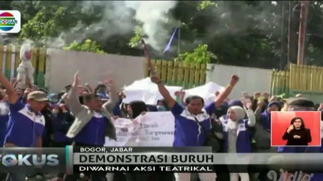 Ribuan buruh pabrik teh di kawasan Gunung Putri, Bogor, Jawa Barat, lakukan aksi demonstrasi tuntut upah 7 bulan.