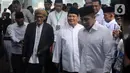 Presiden Terpilih Prabowo Subianto (kanan) berjalan bersama Rais Aam PBNU KH Miftachul Akhyar (kiri) saat menghadiri halalbihalal Pengurus Besar Nahdlatul Ulama (PBNU) di Kantor PBNU, Jakarta, Minggu (28/4/2024). (merdeka.com/Arie Basuki)