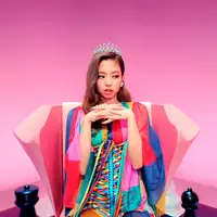 Jennie dengan corset dress berwarna vibrant. (Sumber foto: Pinterest)
