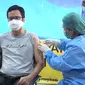 Tenaga kesehatan di RSUP Haji Adam Malik Medan disuntik vaksin Covid-19