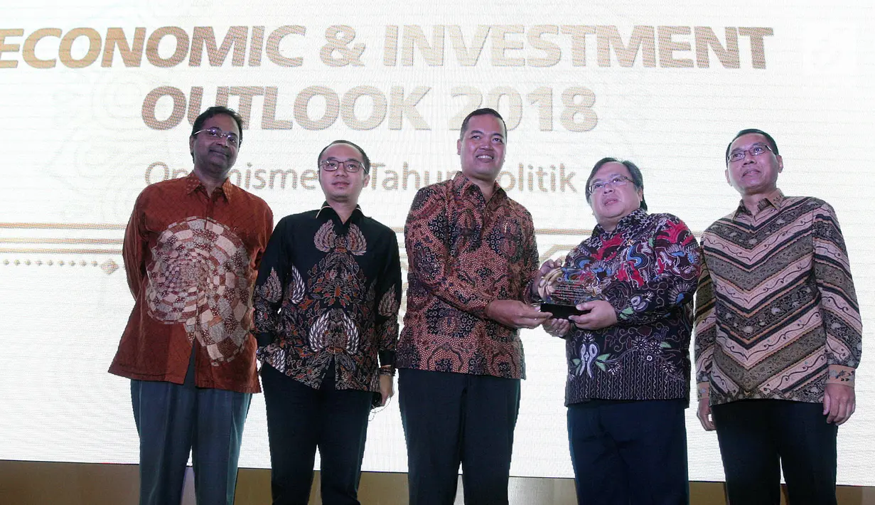 Dirut PT Danareksa Investment Management Marsangap P. Tamba memberikan cindermata kepada Menteri PPN / Kepala Bappenas Bambang Brodjonegoro pada Economic & Investment Outlook 2018 di Jakarta, Rabu (17/1). (Liputan6.com/Pool/Eko)