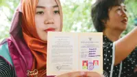 Istri kedua polisi yang mengaku menjadi korban pemalsuan buku nikah itu sempat mengamuk di kantor Propam Polda Gorontalo. (Liputan6.com/Aldiansyah Mochammad Fachrrurozy)