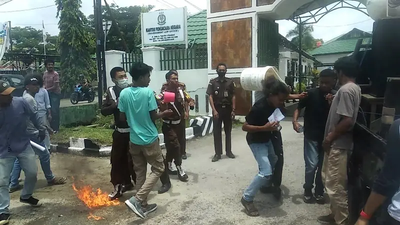 seorang mahasiswa demonstrasi di Kejati Sulawesi Tenggara, kena hantaman ember oleh petugas saat melakukan aksi protes.(Liputan6.com/Ahmad Akbar Fua)