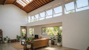 8 Model Jendela Clerestory untuk Memasukkan Cahaya dari Bagian Atas Dinding