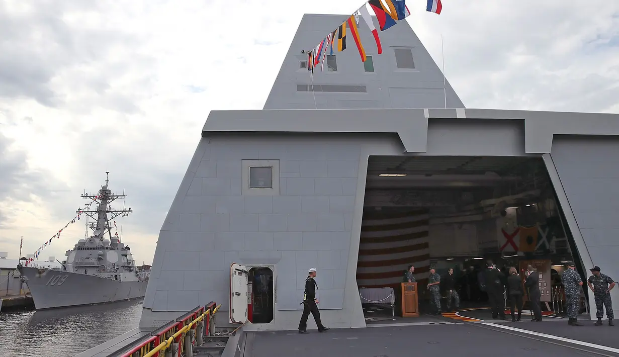 Landasan pacu di atas Kapal USS Zumwalt di Baltimore, Maryland, AS (13/10). Kapal ini dapat mendukung sistem persenjataan berbasis energi, semacam senjata laser dan elektromagnetik. (AFP Photo/Mark Wilson)