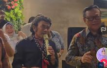 Momen Rhoma Irama Menyanyi di Acara Para Artis Dangdut, 'Joged Tangan' Sosok Eks Pejabat Top RI di Lokasi Jadi Sorotan