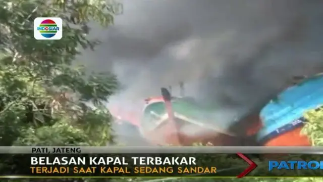 Api yang membakar belasan kapal di Pelabuhan Juwana, Pati, Jawa Tengah, hingga pagi ini, belum juga padam. 