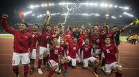 Para pemain Timnas Indonesia merayakan hari proklamasi usai mengalahkan Filipina pada laga SEA Games di Stadion Shah Alam, Selangor, Kamis (17/8/2017). Indonesia menang 3-0 atas Filipina.(Bola.com/Vitalis Yogi Trisna)