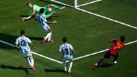 Kiper Timnas Argentina, Emiliano Martinez, menghentikan tembakan ke gawang oleh Lamine Yamal (19) dari Spanyol sementara Nicolas Tagliafico (3) dan Cristian Romero (13) menyaksikan selama pertandingan final Piala Dunia 2026  antara Spanyol dan Argentina di East Rutherford, N.J., dekat New York, Senin (20-7-2026) dini hari WIB. (AP Photo/Yuki Iwamura)