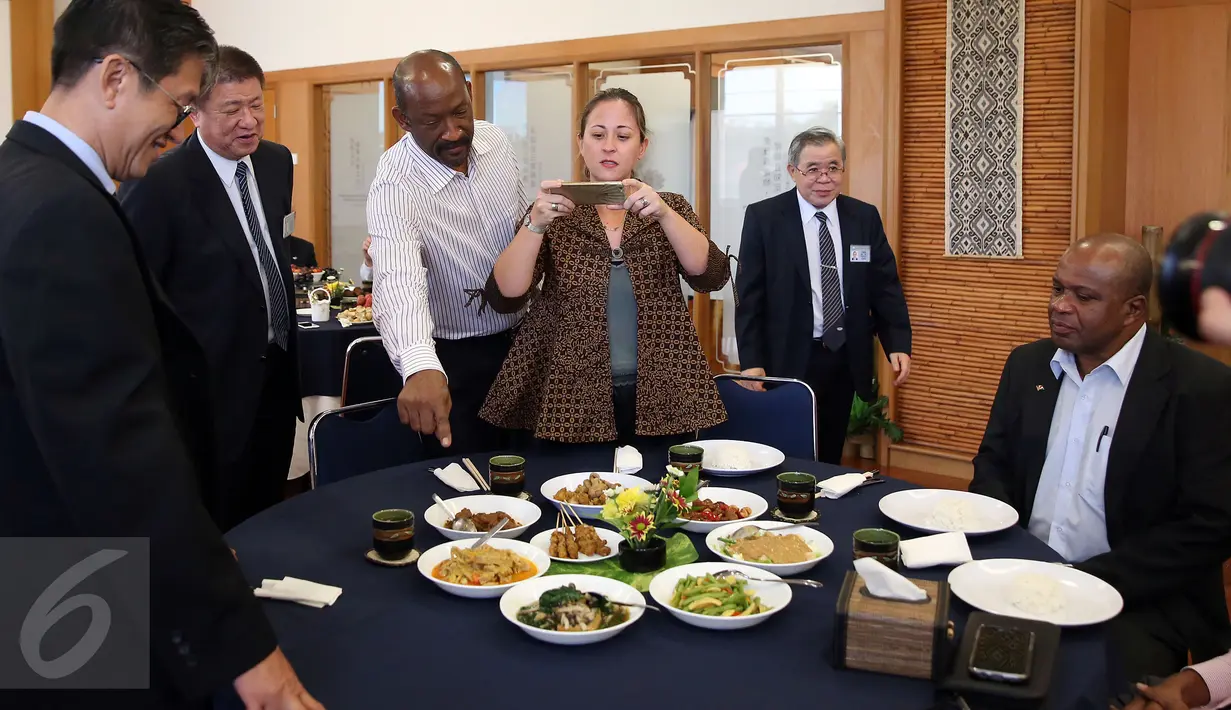 Wakil Presiden Negara Republik Seychelles Mr Vincent Meriton saat mengunjungi Yayasan Buddha Tzu Chi Indonesia di Jakarta, Rabu (8/3). Kunjungan tersebut dalam agenda kerjanya di Jakarta. (Liputan6.com/JohanTallo)