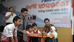 Pimpinan KPK, Laode M Syarif bermain Boardgames Antikorupsi bersama anak-anak SD di KPK, Jakarta, Jumat (15/4). Boardgames Antikorupsi merupakan inovasi terbaru dalam mengkampanyekan pemberantasan korupsi di Indonesia. (Liputan6.com/Helmi Afandi)