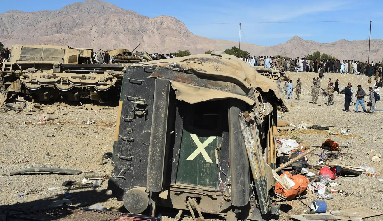 Tampak gerbong kereta yang rusak akibat tergelincir dari rel di daerah pegunungan Bolan dekat Quetta dalam perjalanan ke Rawalpindi, Pakistan, Selasa (17/11). Sedikitnya 12 orang tewas dan ratusan terluka dalam kecelakaan tersebut (AFP PHOTO/BANARAS KHAN)