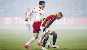 Bek Sporting Braga bernomor punggung 15 asal Portugal, Paulo Oliveira (kiri), dan penyerang Go Ahead Eagles bernomor punggung 16 asal Swedia, Victor Edvardsen (kanan), berebut bola selama pertandingan UEFA Europa League - fase Liga, Matchday 8 - antara Go Ahead Eagles dan SC Braga di stadion De Adelaarshorst di Deventer, Jumat (30-1-2026) dini hari WIB. (Vincent Jannink/ANP/AFP)