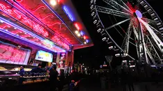Sebuah bianglala meramaikan pasar malam Natal khas Eropa atau Christmas Market di pusat kota Brussels, Belgia, Senin (14/12/2015). Acara bertema "Keajaiban Musim Dingin" ini berlangsung dari 27 November 2015 - 3 Januari 2016. (Arie Asona)