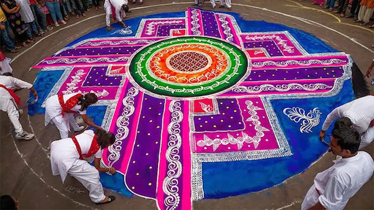 Indahnya Warna-Warni Karya Seni dari Beras
