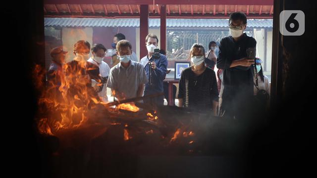 FOTO: Melihat Lebih Dalam Proses Kremasi Jenazah di Krematorium Cilincing