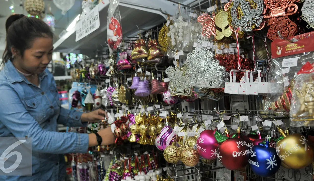 Karyawan toko merapikan barang dagangannya di kawasan Pasar Baru, Jakarta, Kamis (15/12). Jelang perayaan Na¬tal 25 Desember 2016 mendatang, se¬jumlah toko pernak-pernik natal mulai ra¬mai dikunjungi pembeli.(Liputan6.com/Yoppy Renato)