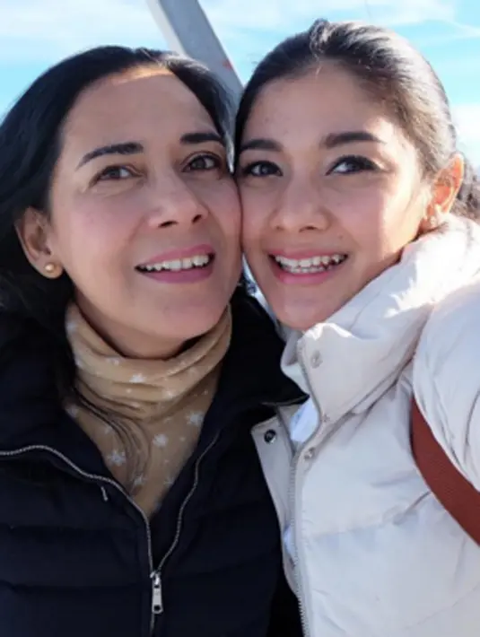 Cantiknya Naysilla Mirdad dan sang ibunda Lydia Kandau saat berlibur ke Switzerland. 'My Angel Love Mama', tulis Naysilla pada salah satu caption foto instagramnya. (viainstagram@naymirdad/Bintang.com)