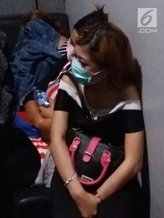 Sejumlah wanita terjaring operasi saat penggrebekan yang dilakukan oleh Petugas BNN di Diskotik MG, Pesing, Jakarta Barat, Minggu (17/12). Saat penggrebekan BNN menemukan laboratorium pembuat sabu dan ekstasi yang siap edar. (Liputan6.com/Pool/BNN)