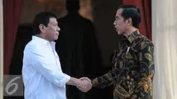 Presiden Joko Widodo (kanan) bersalaman dengan Presiden Rodrigo Duterte di Istana Negara, Jakarta, Jumat (9/9). (Liputan6.com/Faizal Fanani)