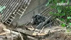Lebih dari dua puluh korban longsor di Ponorogo masih belum ditemukan dan dikuatirkan tewas tertimpun longsoran tanah, sementara guna mengevakuasi korban Pemprov Jatim kirim alat berat