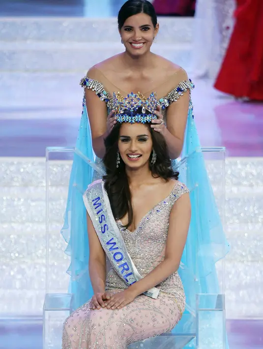 Miss World 2016 Stephanie Del Valle menyematkan mahkota kepada Miss India Manushi Chhilar sebagai Miss World 2017 pada malam final ajang kontes Miss World ke-67 di Sanya, Tiongkok, Sabtu (18/11). (Color China Photo via AP)