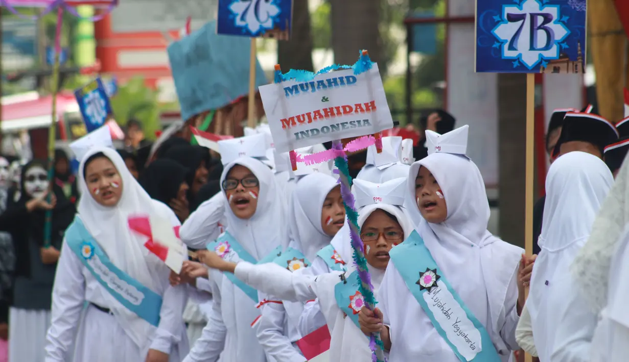 Sejumlah pelajar berkeliling ketika pawai menyambut pergantian Tahun Baru Islam di Jalan Letjen Jamin Ginting, Medan, Sumut, Jumat (24/10/2014). (Antara Foto/Septianda Perdana)