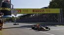 Max Verstappen pun akhirnya menjadi pembalap pertama yang melintasi garis finis di belakang safety car yang terus berada di lintasan hingga balapan usai. Posisi kedua ditempati Charles Leclerc dan George Russell harus puas di posisi ketiga. (AP/Pool/Ciro De Luca)