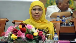 Menteri Sosial Khofifah Indar Parawangsa saat rapat kerja di Gedung Parlemen, Jakarta, Selasa (26/7).Mensos dan Menteri PPPA dengan 7 fraksi di Komisi VIII DPR menyetujui Perpu Perlindungan Anak atau dikenal Perppu Kebiri. (Liputan6.com/Johan Tallo)