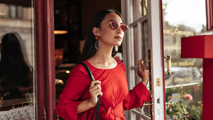 perempuan dan berdiri di atas kaki sendiri