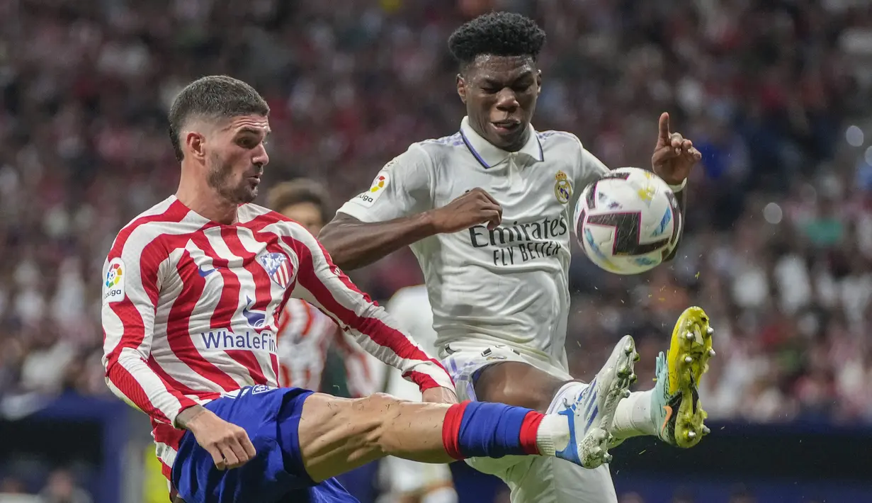 Namun, tak bertahan lama, posisi teratas Liga Spanyol kembali berhasil diduduki oleh Real Madrid usai menang di laga yang bertajuk Derbi Ibu Kota Spanyol, Senin (19/09/2022) dini hari WIB. (AP/Manu Fernandez)