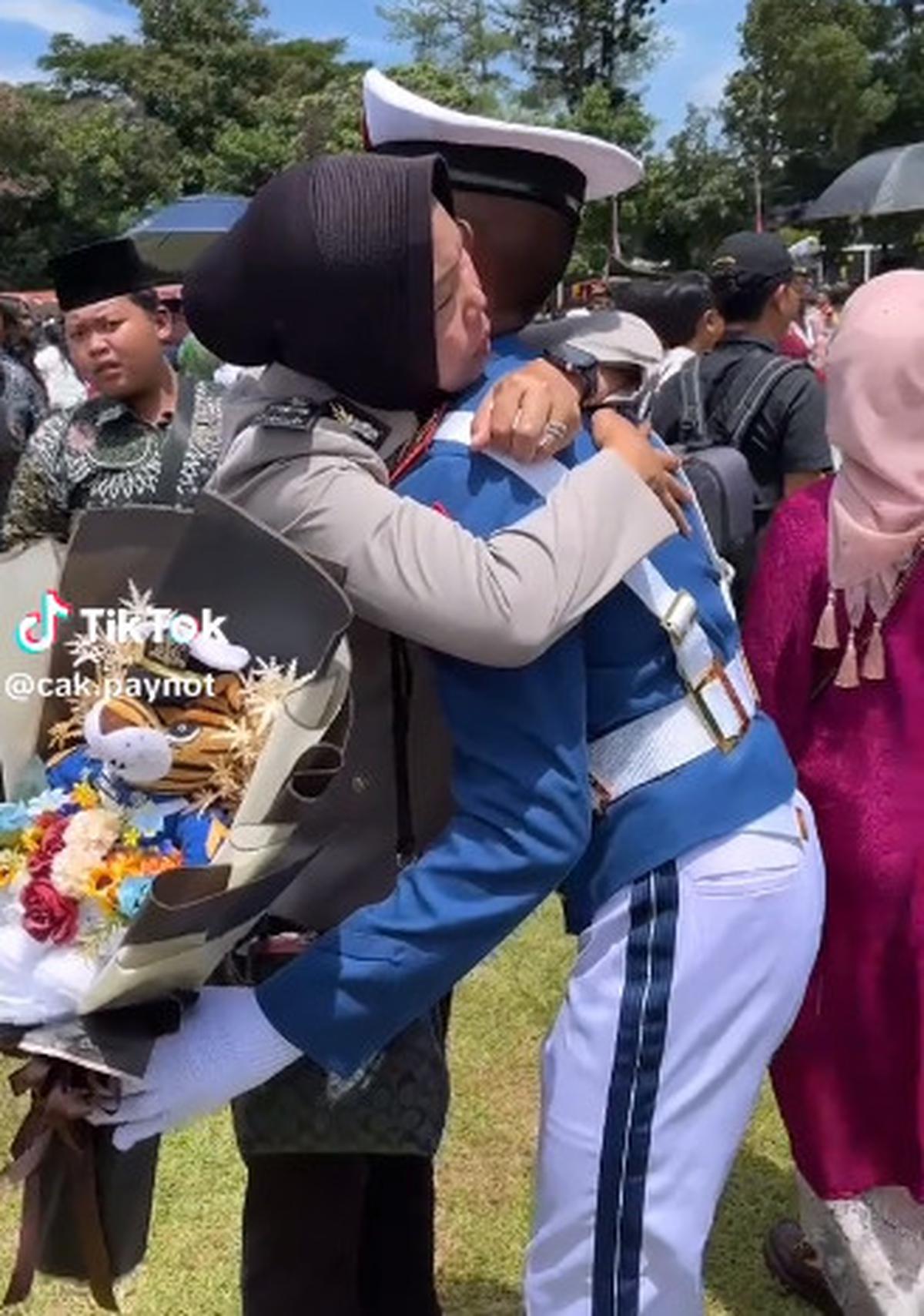 Kedua Orangtua Bintara Polisi Anaknya Taruna Akmil