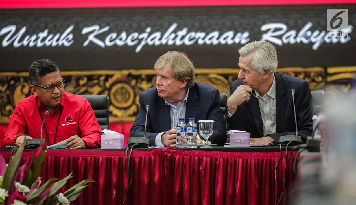 Sekjen DPP PDIP Hasto Kristiyanto (kiri) saat menerima delegasi Partai Konservatif Inggris di Kantor DPP PDIP, Jakarta, Selasa (19/2). PDIP menyamakan fenomena hoaks jelang Brexit mirip suasana Indonesia jelang Pilpres 2019. (Liputan6.com/Faizal Fanani)