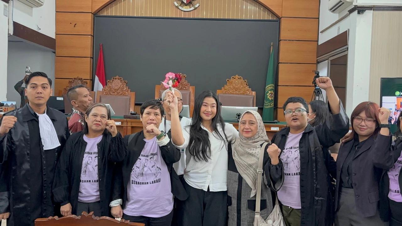Laras Faizati Divonis 6 Bulan Kasus Penghasutan Bakar Mabes Polri, Hakim Minta Segera Dikeluarkan dari Tahanan