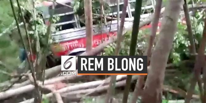 VIDEO: Rem Blong, Bus Berisi Anak Sekolah Masuk Jurang