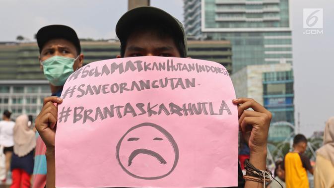 Masyarakat yang tergabung dalam organisasi LGN Jakarta melakukan aksi saat CFD di Bundaran HI, Jakarta, Minggu (29/9/2019). Aksi tersebut sebagai bentuk protes kepada pihak terkait untuk menuntaskan bencana kebakaran hutan yang terjadi di sejumlah wilayah di Indonesia. (Liputan6.com/Herman Zakharia)